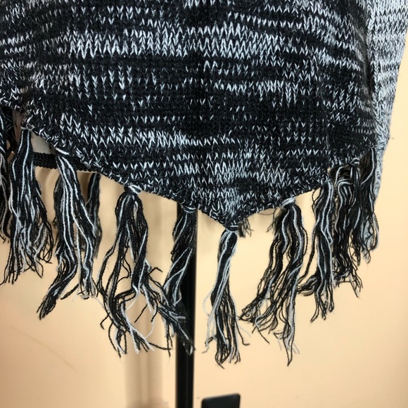 💙Hollister fringe sweater - Picture 3 of 6